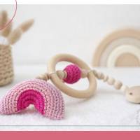 Regenbogen Anhänger Rosa für den Kinderwagen | gehäkelt | Geschenk zur Geburt | Taufgeschenk | Babyparty |