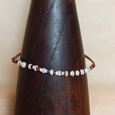 Zierliches Surferarmband mit Perlmutt-Heishi beige/braun
