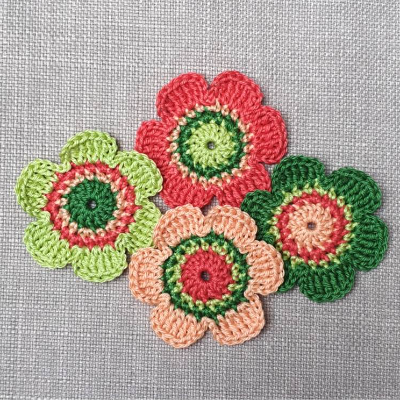Häkelblumen aus Baumwolle - 4er Set in frischen Wassermelonenfarben - 6 cm