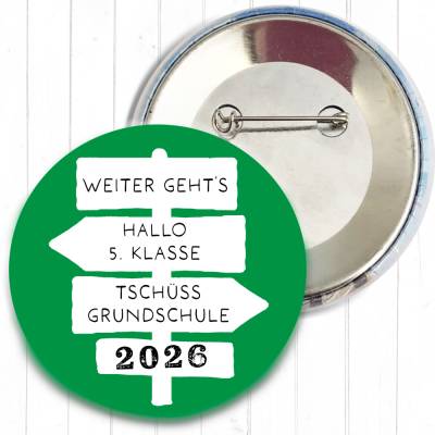Button „Tschüss Grundschule 2026 – Hallo 5. Klasse“ | Wegweiser Motiv | 8 Farben & 2 Größen