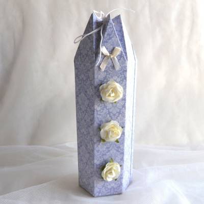 Sechseckbox hoch (Nr. 3) weiß-blau für kleine Flaschen