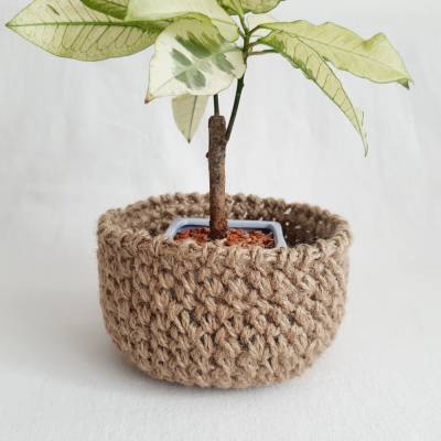 Handgefertigter dekorativer Jutekorb im Landhausstil