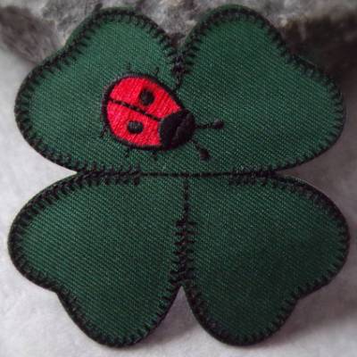 Kleeblatt Marienkäfer Glücksklee Patch zum Aufbügeln – gestickter Aufnäher Ø 7,5 cm
