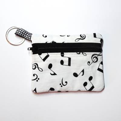 Kleines Täschchen, Geldbeutel, Schlüsselanhänger, weiß mit schwarzen Musiknoten