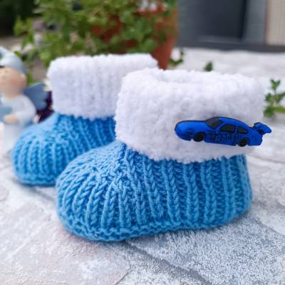 Babyschuhe Kuschlos zweifarbig, mit Plüschrand, gestrickt auf Bestellung 