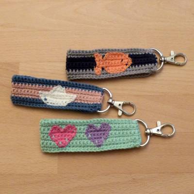 kurzes Schlüsselband mit eingehäkeltem Motiv: Fisch, Boot, Herzen, Biobaumwolle, Handarbeit
