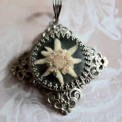 Filigraner vintage Kettenanhänger mit echtem Edelweiß