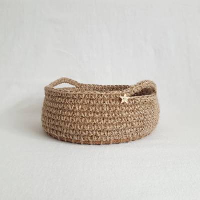 Handgefertigter Jutekorb mit Korkboden für die rustikale Küche