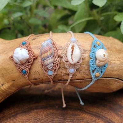 Makramee-Armband mit Muscheln und Edelsteinperlen