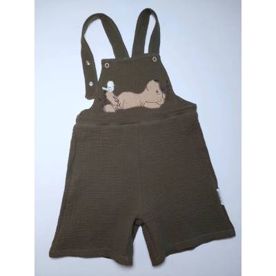 Sommerlatzhose, Musselin Latzhose in oliv in Gr. 104 mit Stickerei