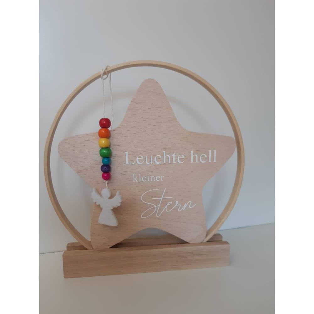 Geschenk für ein Sternkind im Rahmen, Ring mit personalisierbar Holzstern mit Plott und Perlenkette in Regenbogenfarben Bild 1
