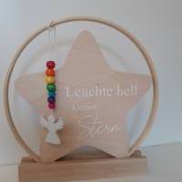 Geschenk für ein Sternkind im Rahmen, Ring mit personalisierbar Holzstern mit Plott und Perlenkette in Regenbogenfarben