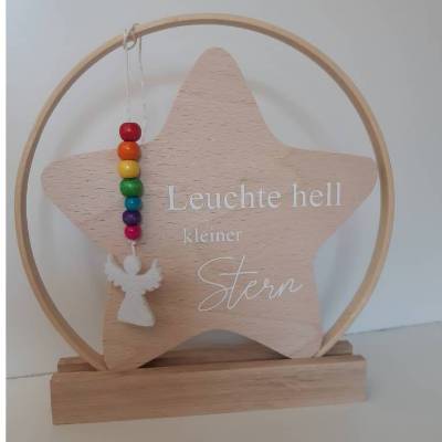 Geschenk für ein Sternkind im Rahmen, Ring mit personalisierbar Holzstern mit Plott und Perlenkette in Regenbogenfarben