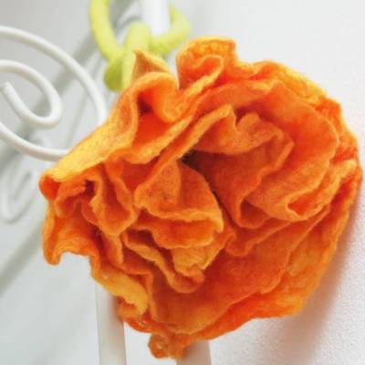 GROSSE DEKORATIONSBLÜTE * IN ORANGE * MIT LANGEM STIL * ZUR AUFHÄNGUNG * TISCHDEKORATION * 100 % WOLLE