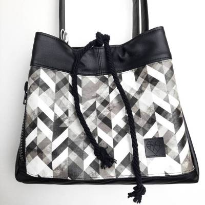 Edle Bucketbag, Kunstleder schwarz weiß und Totenköpfe, Schnitt LaDiaBag Basic von Monjataschen