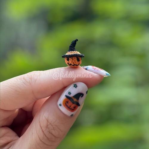 Halloween Kürbis mit Hut (microcrochet)