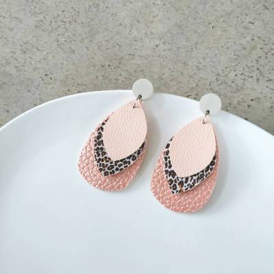 Beton Ohrringe Leder Anhänger, Lederohrringe, Edelstahl Ohrstecker Ohrhänger, Betonschmuck Leo Rosa, Geschenk für Sie Fr