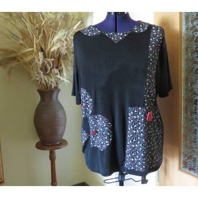 Extravagantes Damenshirt mit interessanten Details in der Größe 50