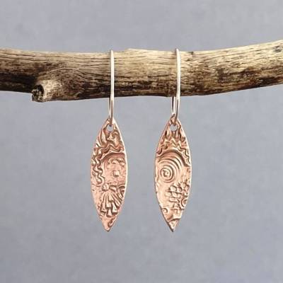 Kupfer Ohrschmuck ELLIPSE– Strukturiertes Design an rotvergoldeten Creolen aus Sterling Silber