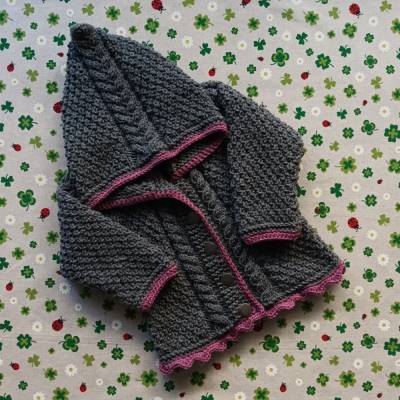 Strickjacke mit Kapuze Trachtenjacke Zopfmuster Kapuzenjacke Kindergeburtstag Mädchen handgestrickt Taufkleidung