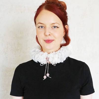 UNIKAT weiße handgemachte Halskrause aus upcycling Stoff mit Bändern und Perlen-Kugeln