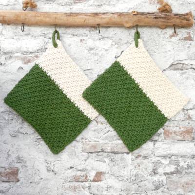 Topflappen, 1 Set / 2 Stück, Baumwolle, waldgrün, naturweiß, zweifarbig, Handarbeit, gehäkelt, Thermostich
