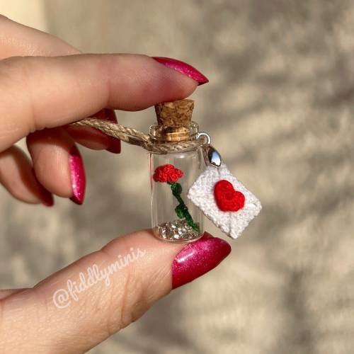 Gehäkelte Mini Rose im Glasflakon mit Briefanhänger und persönlicher Nachricht (microcrochet)