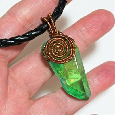 Männerschmuck Anhänger mit großem Krístall Quarz in wirework kupfer dunkel handgemacht Geschenk für ihn
