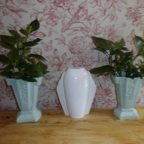 Zwei Beisteller Amphorenvasen Vasen rostfreies Metall Amphoren im Art Deco Stil Vintage Shabby