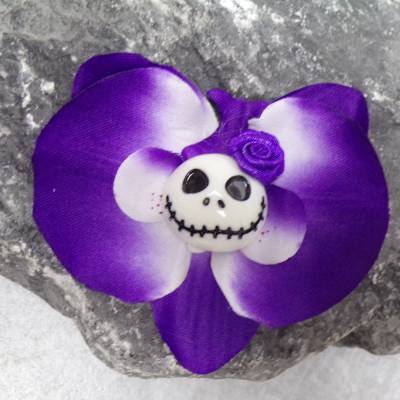 Lila Skull Orchidee Haarspange – Gothic Totenkopf Stoffblume, Emo & Punk Accessoire Ø 7,5 cm