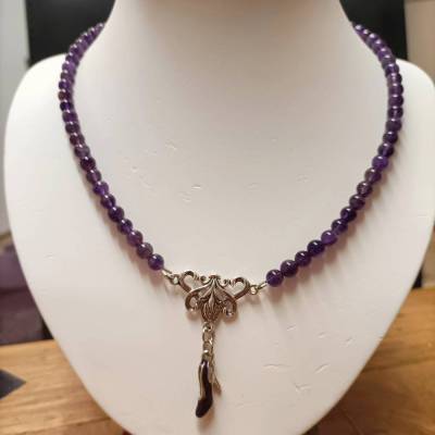 Dirndlkette / Trachtenkette - Amethyst-Kette aus dunklem Edelstein mit silberfarbigem Mittelteil