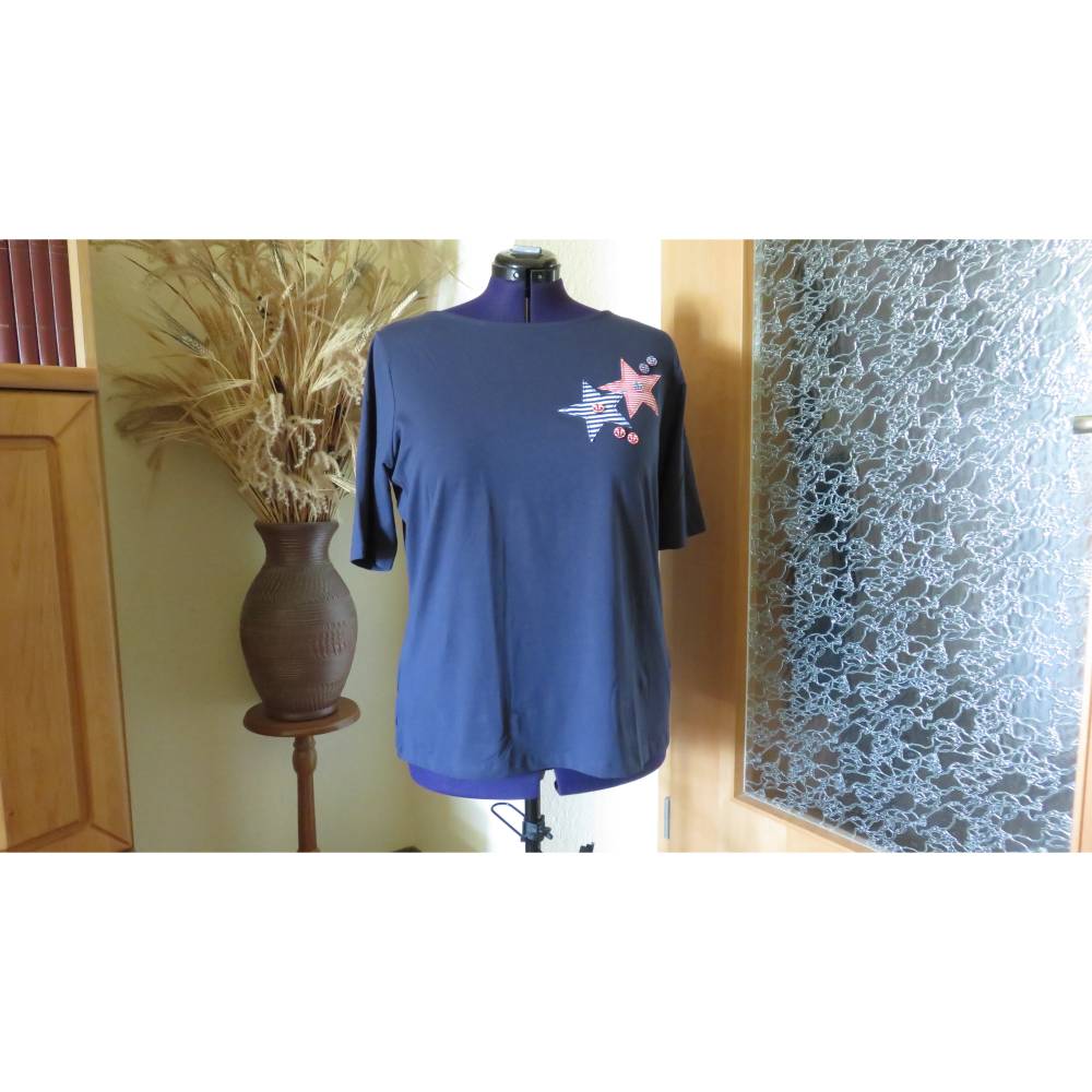 Maritimes blaues Damen Shirt " Ahoi ", für die Größe 50 mit Applikationen und Zierknöpfen. Bild 1