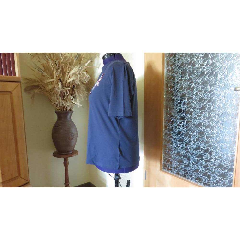 Maritimes blaues Damen Shirt " Ahoi ", für die Größe 50 mit Applikationen und Zierknöpfen. Bild 2