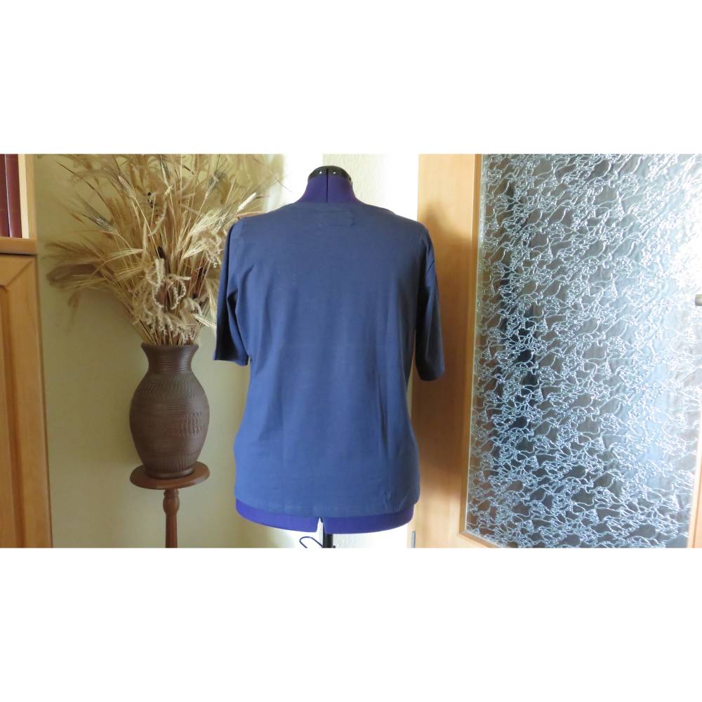 Maritimes blaues Damen Shirt " Ahoi ", für die Größe 50 mit Applikationen und Zierknöpfen. Bild 3