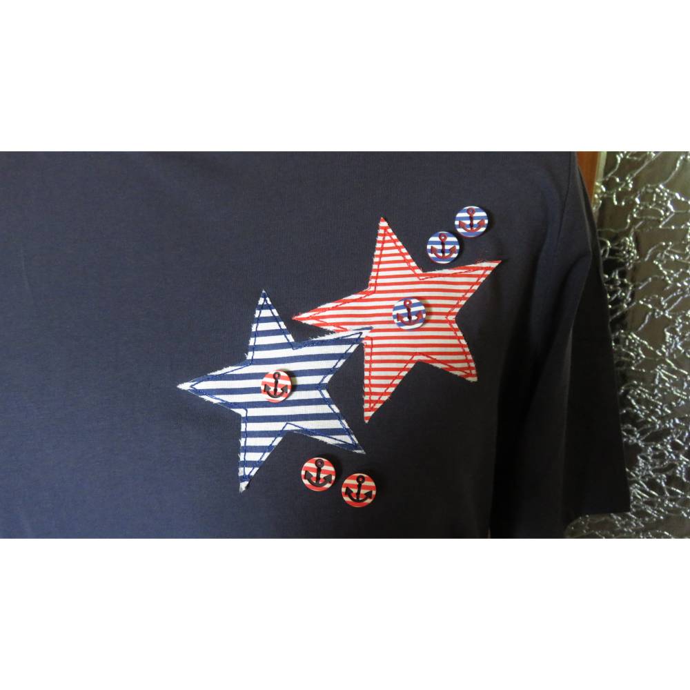 Maritimes blaues Damen Shirt " Ahoi ", für die Größe 50 mit Applikationen und Zierknöpfen. Bild 4