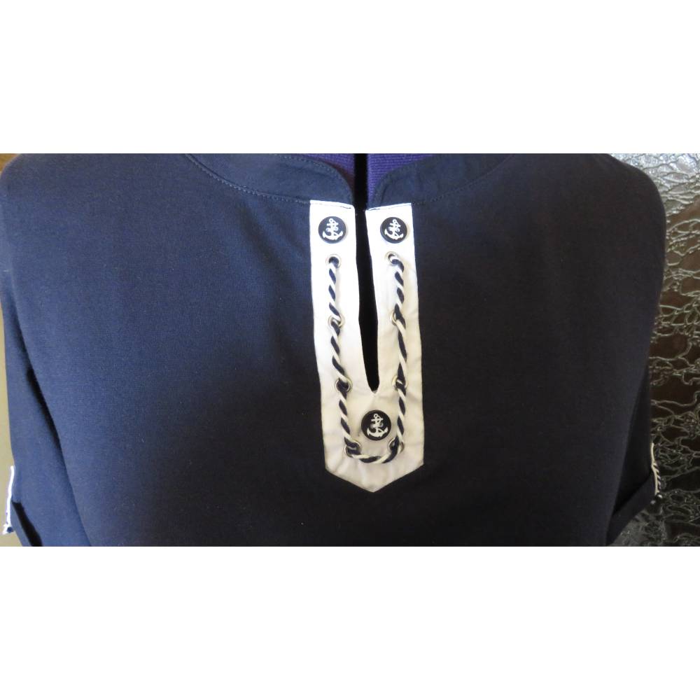 Maritimes blaues Damen T-Shirt "Anker - Leinen los",  mit schönen Details. Bild 3