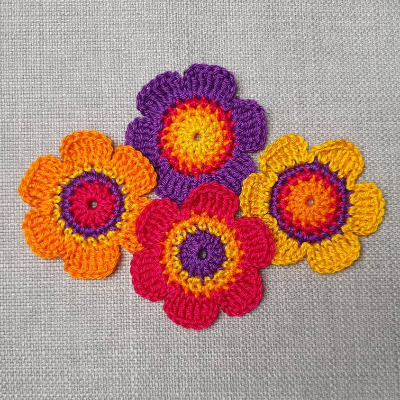 4 große Gehäkelte Blumen in leuchtenden Farben - Bunte Häkelblumen 6 cm