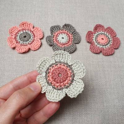 Handgemachte Häkelblumen im 4er-Set – Boho-Deko in warmen Erdtönen, 6 cm