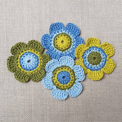Handgemachtes 4er-Set Häkelblumen in Blau- und Grüntönen – Applikationen für DIY & Deko