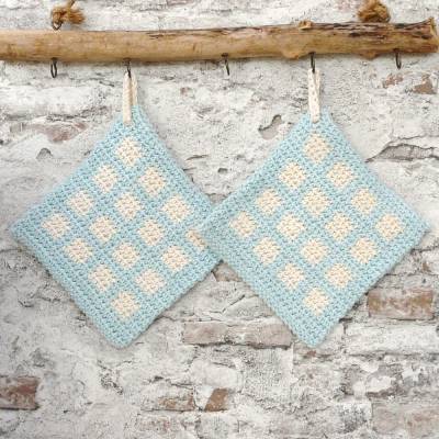 Topflappen, 1 Set / 2 Stück, Baumwolle, hellblau, naturweiße  Quadrate, Handarbeit, gehäkelt, Thermostich