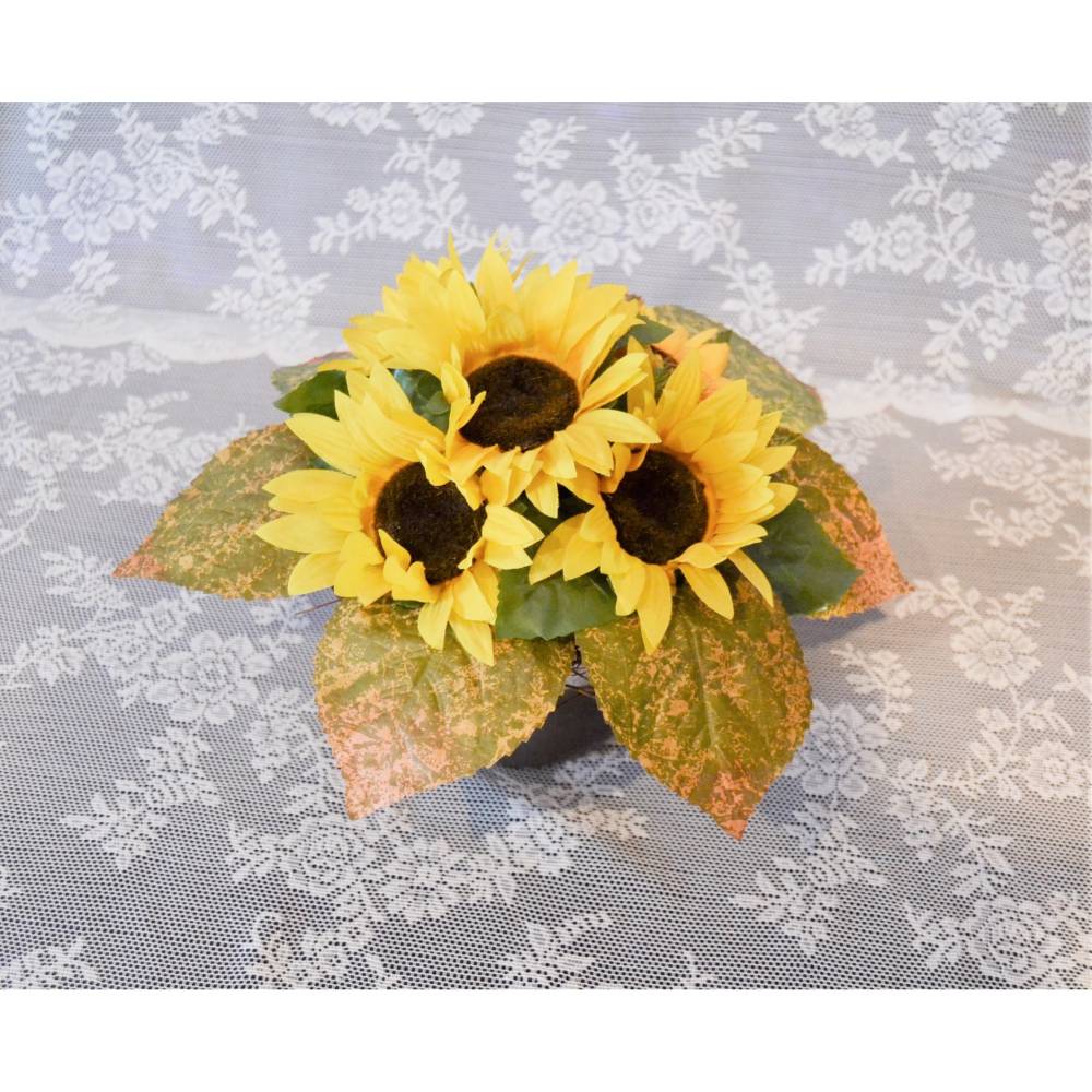 Gesteck mit Sonnenblumen im braunen Keramiktopf