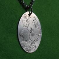 handgravierter Anhänger mit Blüten in Silber