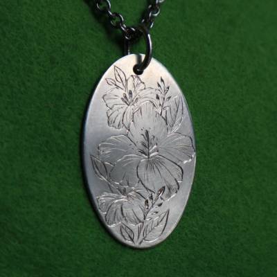 handgravierter Anhänger mit Blüten in Silber