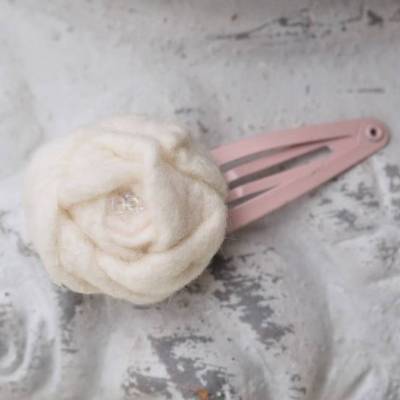 HAARCLIP mit Blüte aus handgearbeiteter Blüte aus Wolle