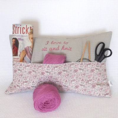 Kissen mit Taschen – Geschenk für Strickerinnen & Häkelfans, Aufbewahrung für Wolle & Strickzubehör, Kissenbezug 30x50cm