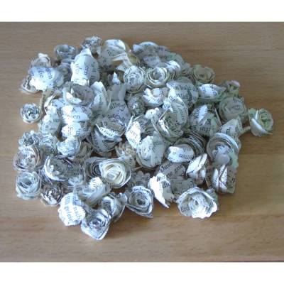 Papierblumen Miniröschen aus alten Buchseiten – Streudeko & Tischdeko handgemacht