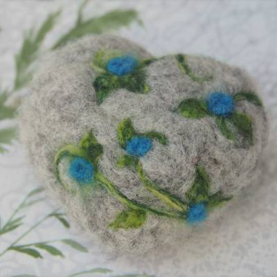 FILZHERZ * ZUM VERSCHENKEN * ZUR DEKORATION ERWACHSENE * FRÜHLING * 100 % WOLLE * HANDGEARBEITET * GRAU/BLAU * CA 7-7,5C