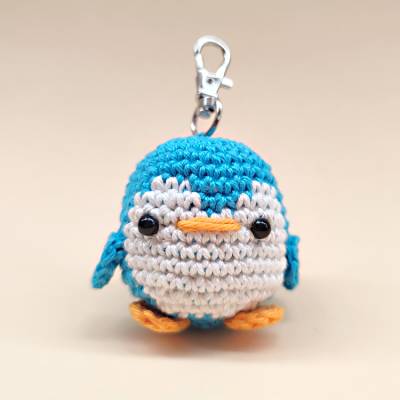 Süßer gehäkelter Pinguin Anhänger “Penny”, Schlüsselanhänger Amigurumi, gehäkeltes Tier, Glücksbringer, maritim,