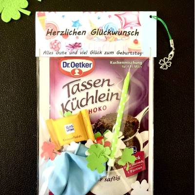 Geburtstagsgeschenktüte, Kuchenmischung verpackt mit Kerze, Konfetti und Luftballon, Geburtstagsüberraschung