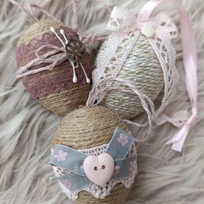 OSTEREIER * DEKO * VINTAGESTIL * LANDHAUSSTIL * ROSA/MAUVE/BEIGE * CA 6 - 6,5 CM  * JUTEBAND/DEKOBANDSPITZE 